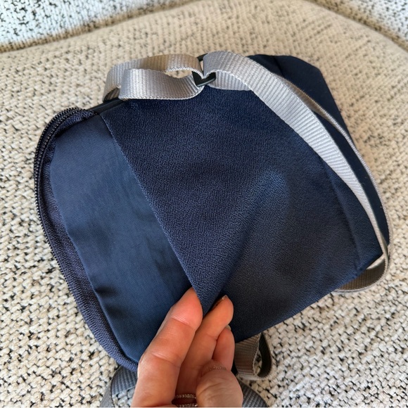 Bellroy City Pouch Navy and Gray Messenger Bag - Picture 7 of 10